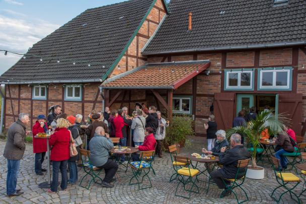 Menschen auf dem Hof des Museums Gadebusch