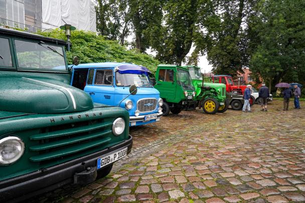 Oldtimer vor dem Schloss Gadebusch
