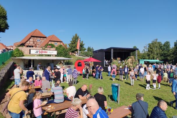 Stände zum Herbstmarkt vor der Museumsanlage