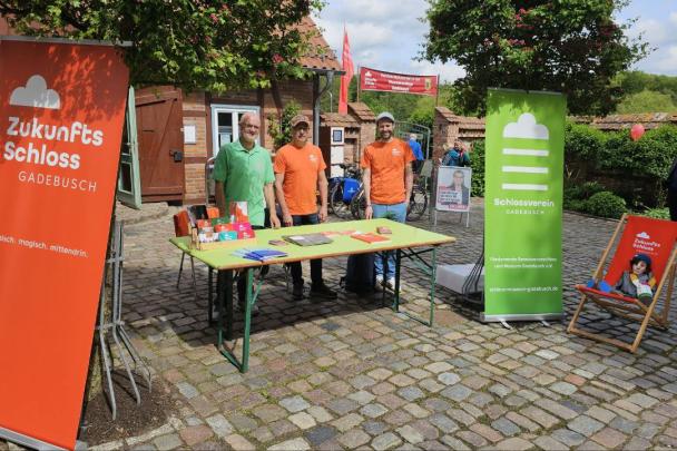Infostand vor der Museumsanlage