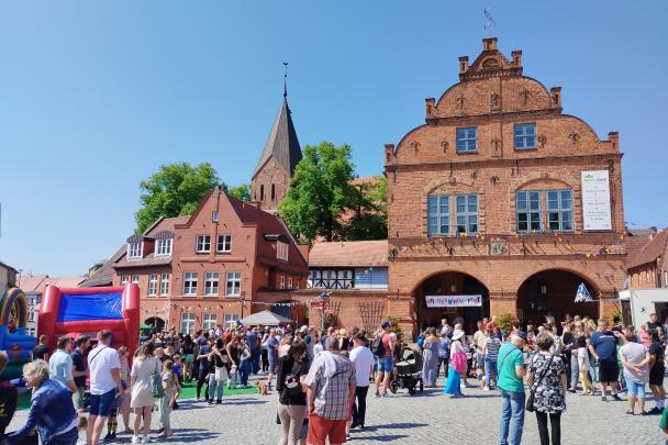 Menschen bei einem Fest vor dem Rathaus