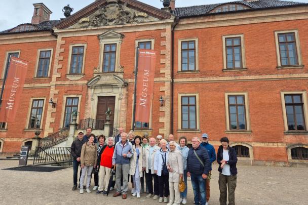 eine Gruppe steht vor einem Schloss