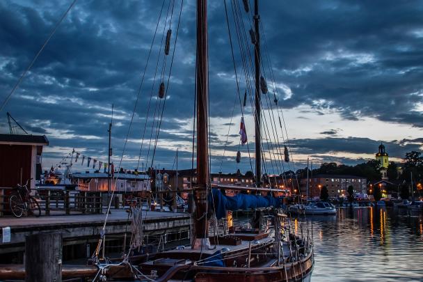 Boot im Hafen von Åmål in der Abendstimmung