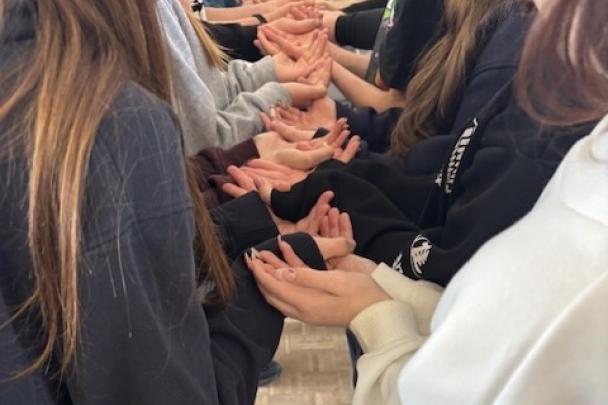 eine Reihe ineinander verschränkter Hände