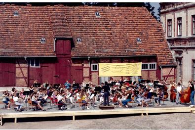 Remise Schloss Gadebusch mit Orchester