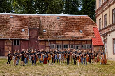 Jugendsinfonieorchester MV Gruppenfoto vor der alten Remise