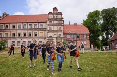 Foto von Musikern vor der Kulisse des Gadebuscher Schlosses