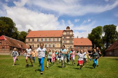 Kinder laufen über den Gadebuscher Schlossberg
