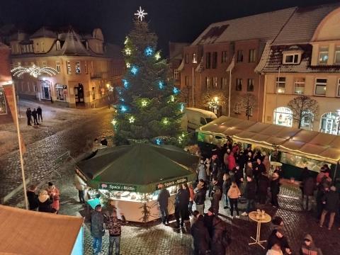 Stände zum Weihnachtsmarkt vor dem Gadebuscher Rathaus