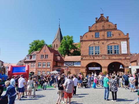 Menschen bei einem Fest vor dem Rathaus