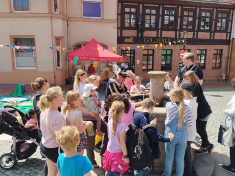 Kinder stehen um einen Brunnen