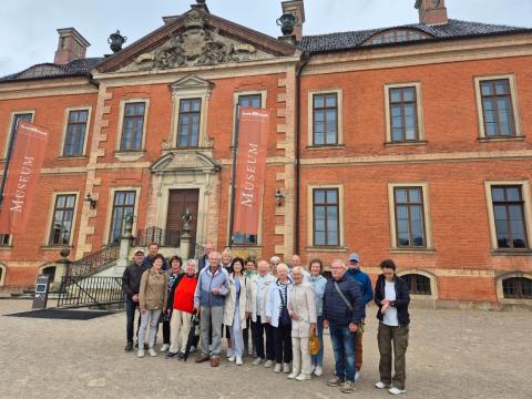 eine Gruppe steht vor einem Schloss