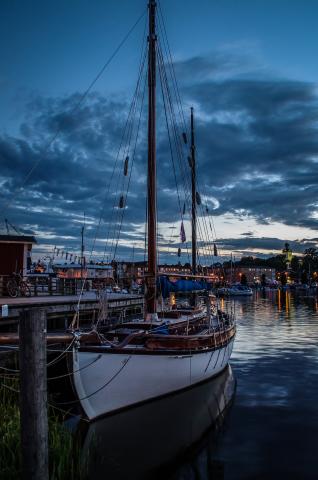 Boot im Hafen von Åmål in der Abendstimmung