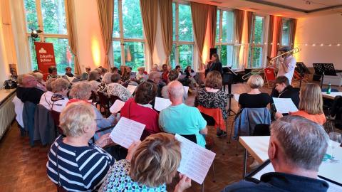 Menschen singen gemeinsam im Chor