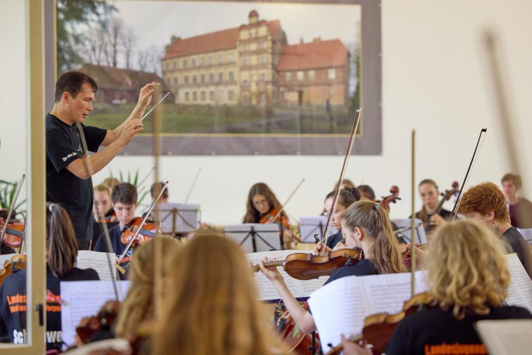 Jugendsinfonieorchester musiziert in der Aula